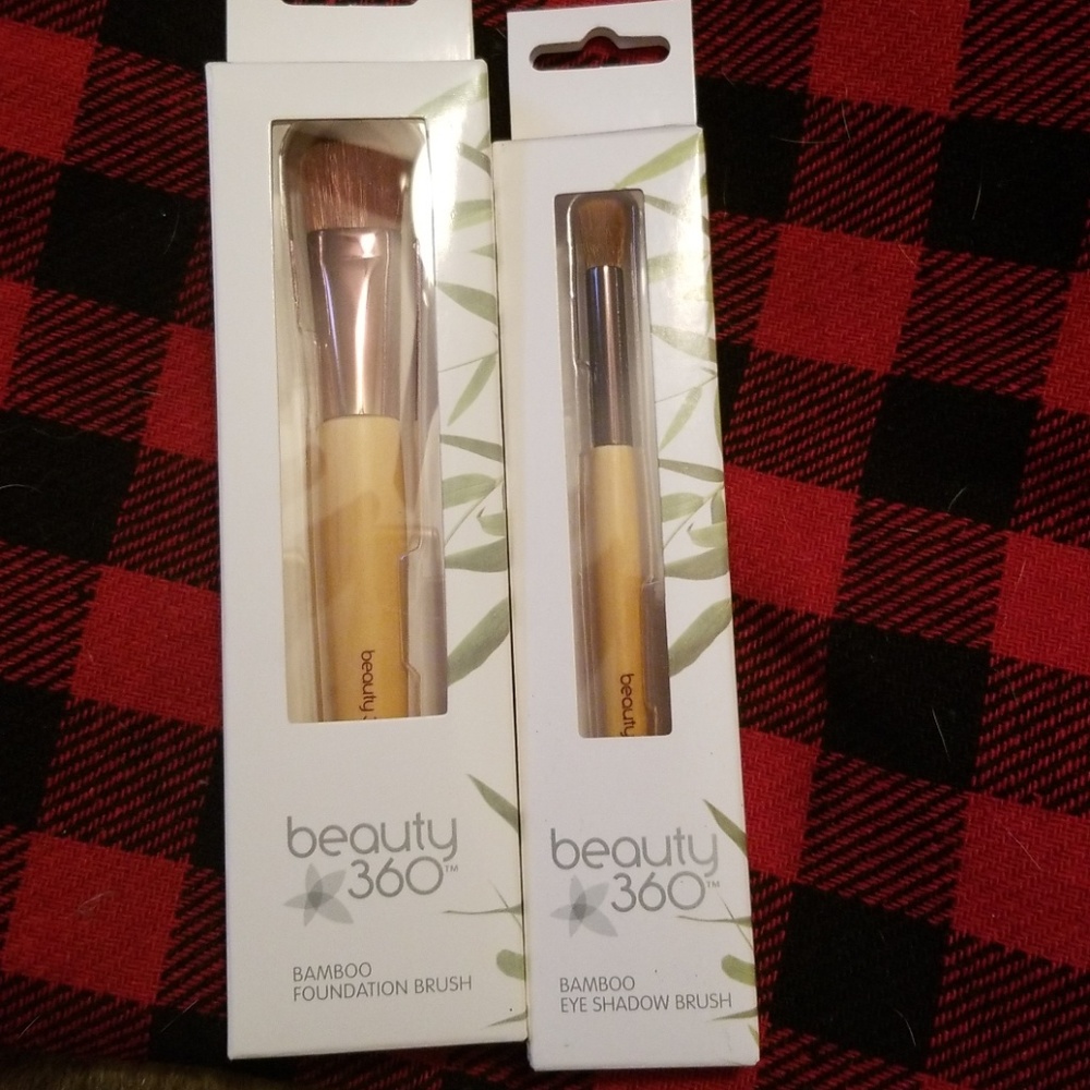 2 makeup brushes